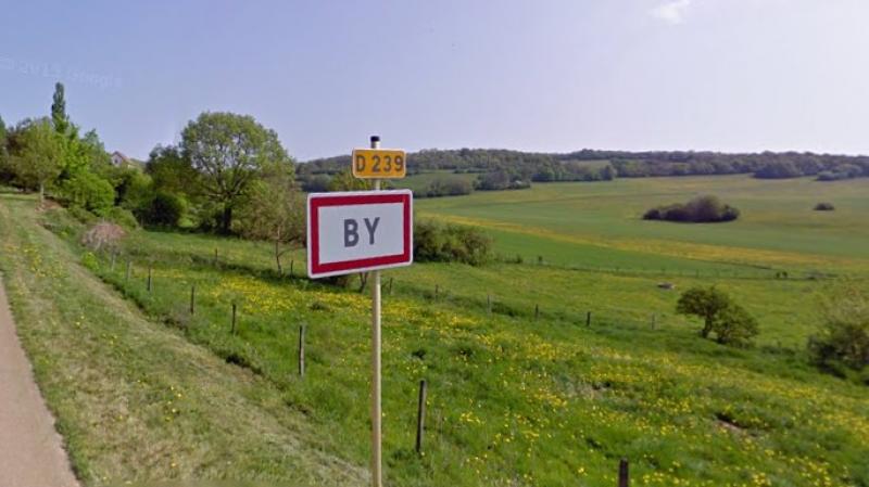 Le panneau d'entrée de la ville de By.