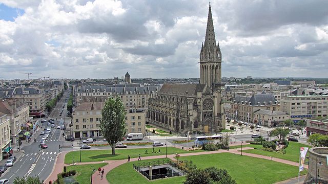 Église Saint-Pierre (Caen) vue du Château.