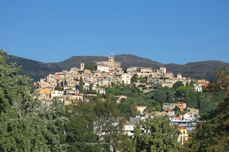 Photo de la vue du haut de Cagnes depuis l’hippodrome. 