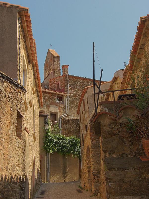 Rue en direction de la placeta dels Pedrissos de Calmeilles, dans le département des Pyrénées-Orientales.