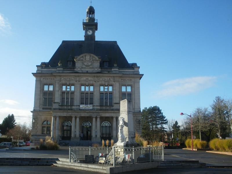 L'hôtel de ville et le monument aux morts.