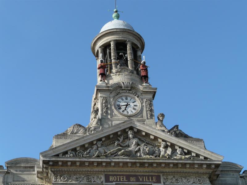 Photo du campanile de l'hôtel de ville de Cambrai, en région Hauts-de-France.