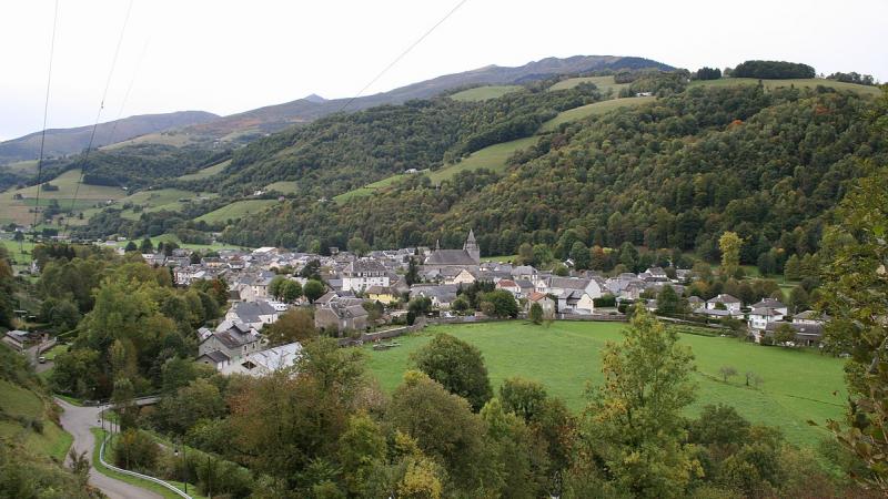 Vue du bourg de Campan, depuis le quartier du Pleu de l'Abereu, dans le département des Hautes-Pyrénées.
