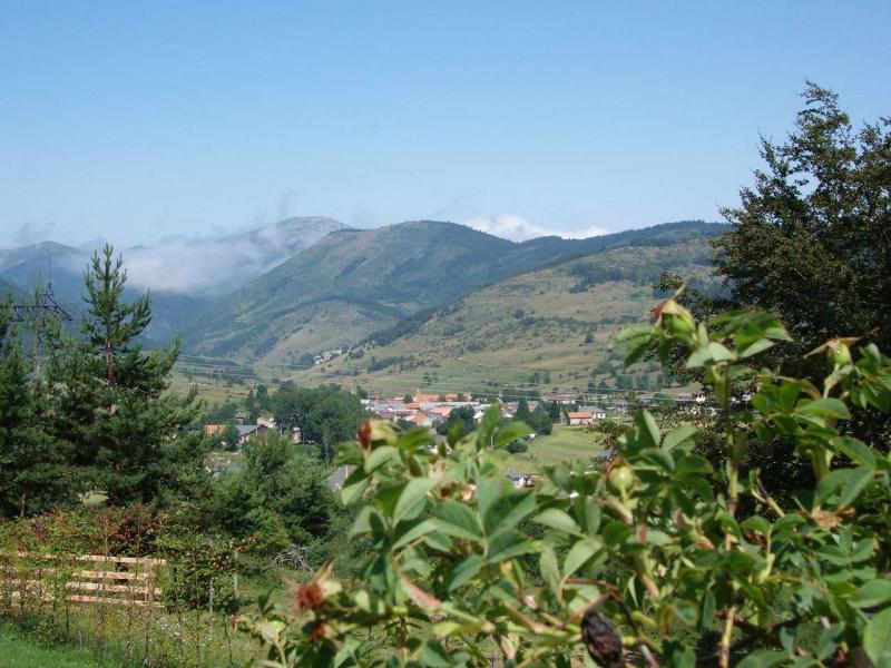 Les sommets et une partie du village dans la vallée à Camurac, dans le département de l'Aude.