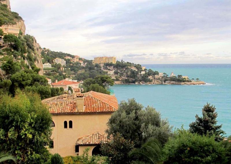 La baie de Saint-Laurent et le cap Mala à Cap-d'Ail.
