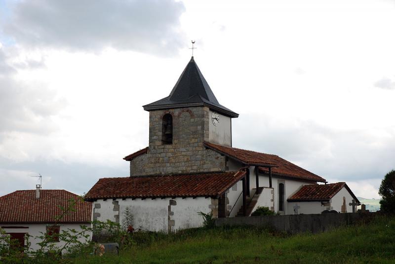 L'église de la commune de Caro, dans le département des Pyrénées-Atlantiques.