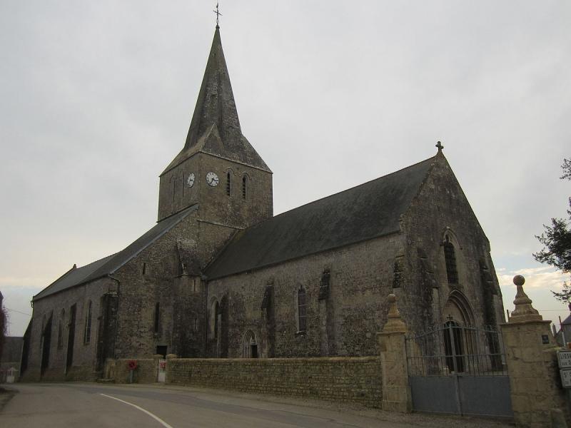 Église Saint-Ouen à Carquebut, dans le département de la Manche.