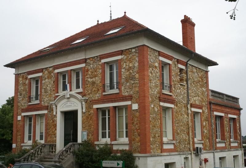 Siège de la communauté d'agglomération des Deux Rives de Seine, ancienne mairie.