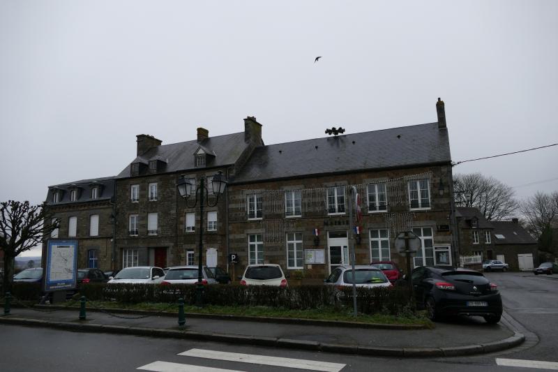 La Poste et la mairie à Carrouges (Orne, Normandie, France).