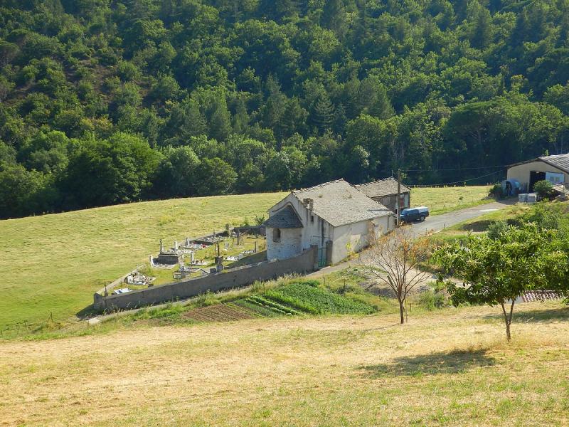 L'église et le cimetière de Cassagnoles, dans le département de l'Hérault.