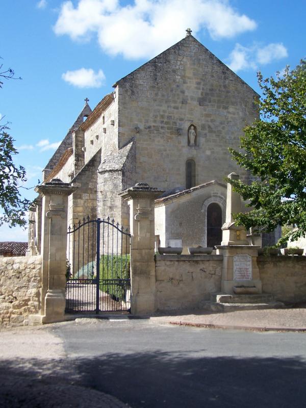  L'église Notre-Dame, le monument aux morts et l'entrée du cimetière (sept. 2012), à Castelviel, dans le département de la Gironde.