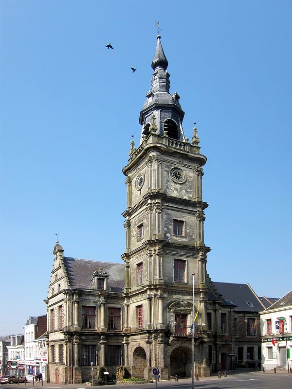 L'hôtel de ville du Cateau-Cambrésis de style renaissance, édifié en 1553, et son beffroi érigé en 1705 par Jacques Nicolas de Valenciennes.