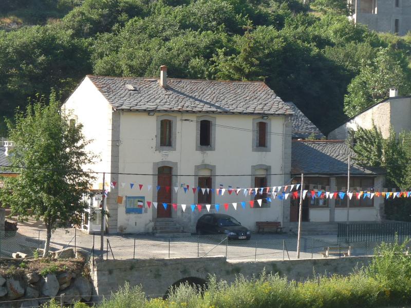 L'ancienne école et salle des fêtes de Caudiès-de-Conflent, dans le département des Pyrénées-Orientales.