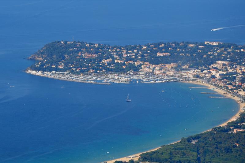 Photo de la vue aérienne de la baie et du port de Cavalaire-sur-Mer, en région Provence-Alpes-Côte d'Azur. 