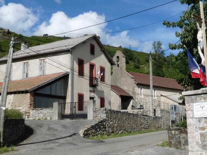 La mairie et l'église  de Caychax,  dans le département de l'Ariège.
