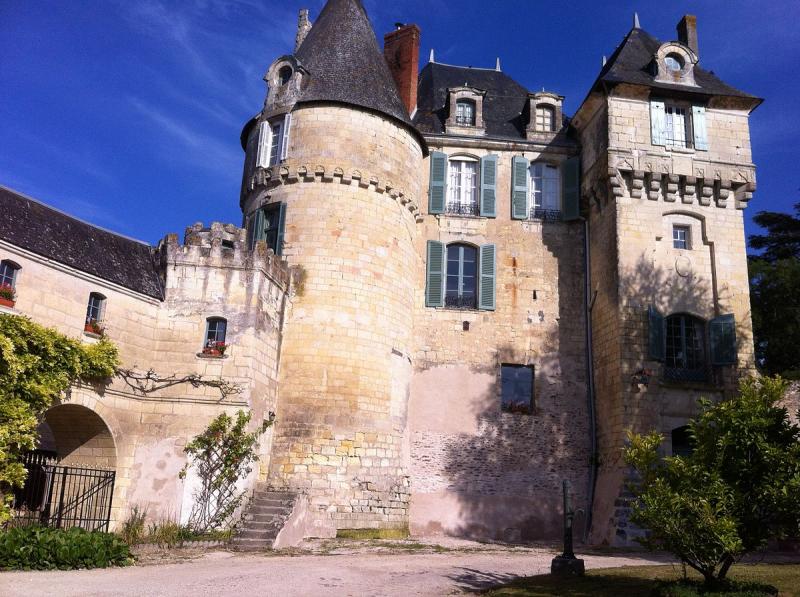  Ancienne forteresse Lochoise du XVe siècle à La Celle-Guenand.