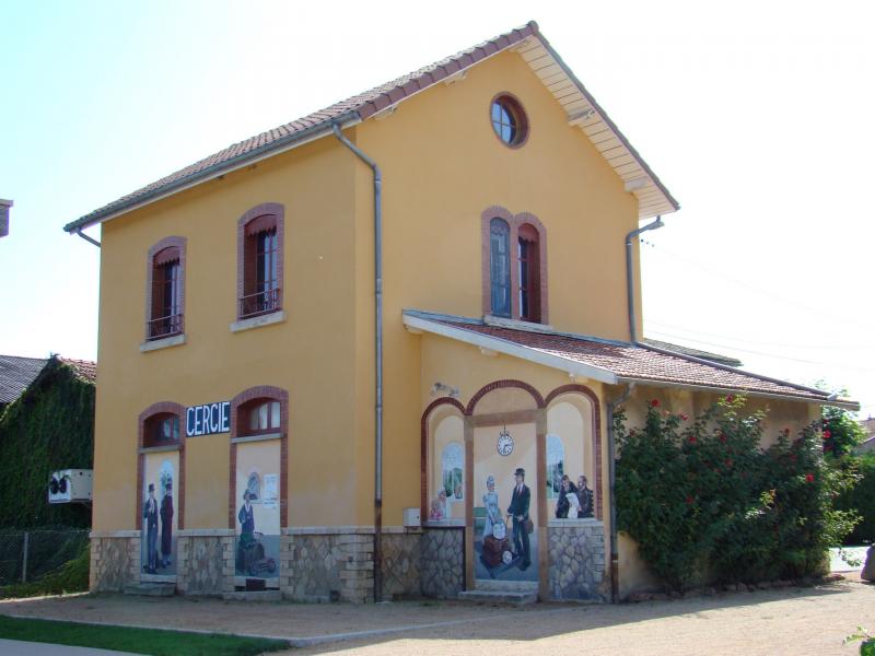 L'ancienne gare de Cercié avec des voyageurs peints en trompe l'oeil.