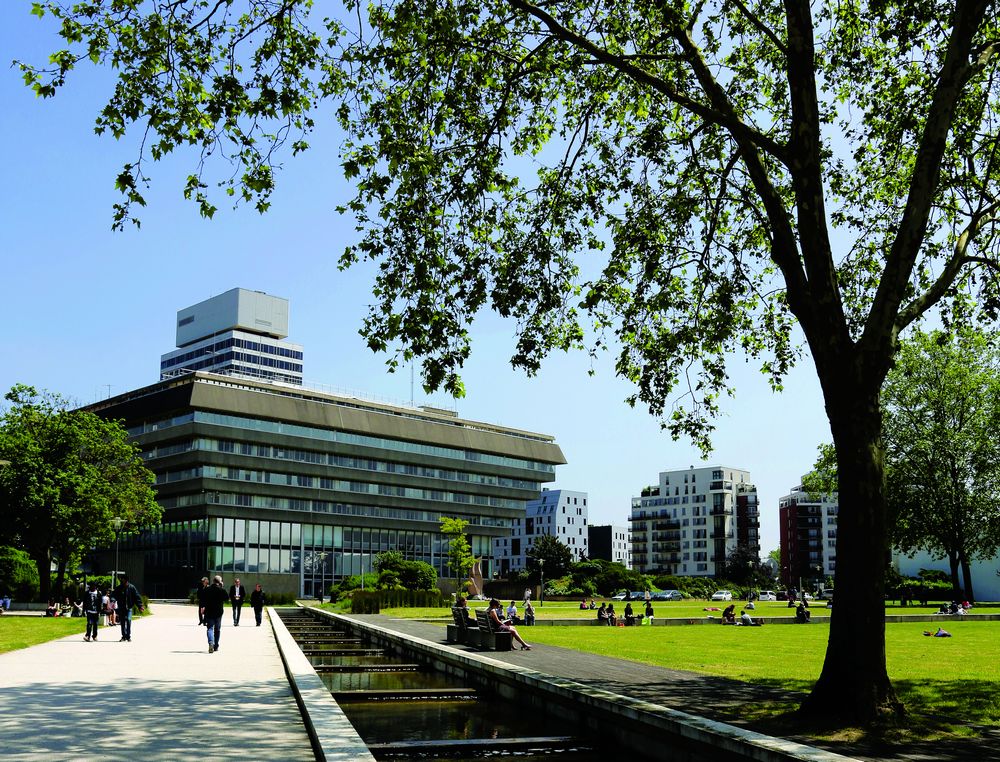 Parc François Mitterrand, avec au second-plan l'hôtel de préfecture du Val-d'Oise, et à l'arrière-plan la Tour EDF-GDF.