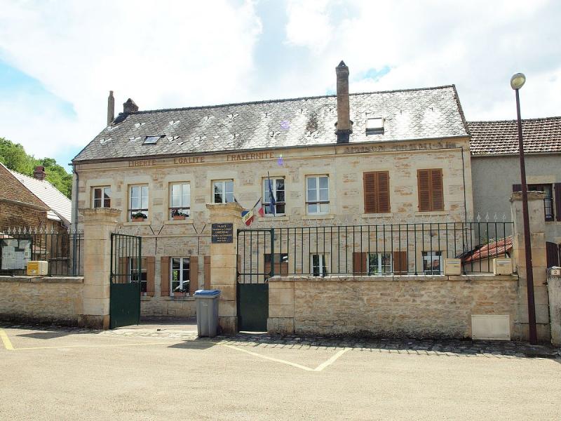 La mairie de Chamoux, dans le département de l'Yonne.