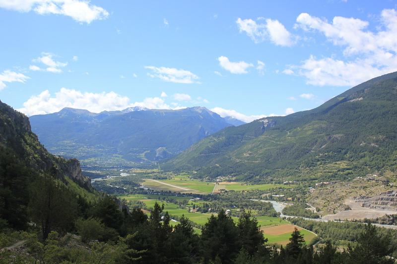 Pra Reboul, vers l'aérodrome de Mont-Dauphin - Saint-Crépin. Tout au fond, vers la gauche, le territoire de Champcella.