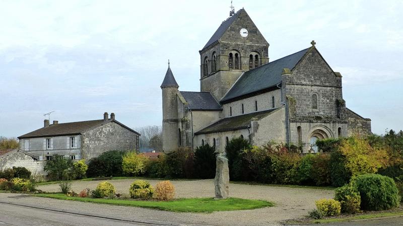Menhir sur la place du 28 août 1944 à Champigneul-Champagne, dans le département de la Marne.