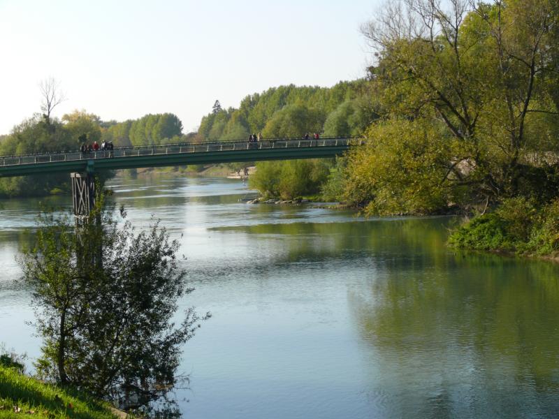 Photo de la passerelle du Moulin au-dessus de la Marne, en région Île-de-France. 
