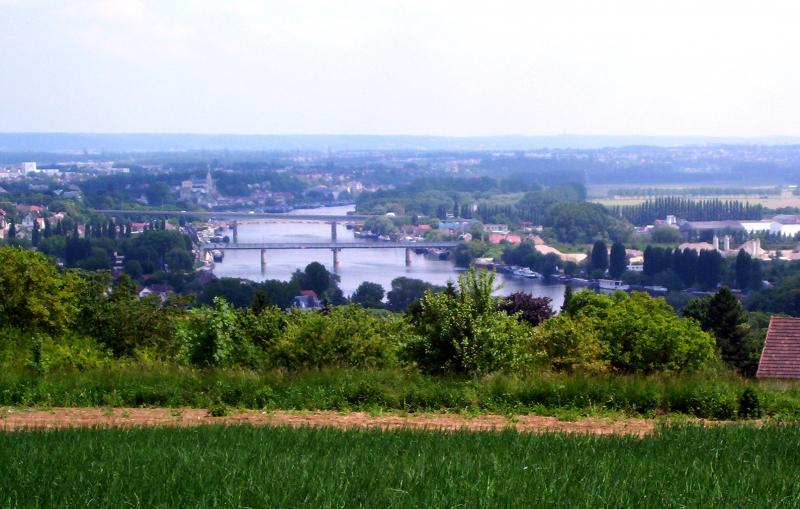 Vue panoramique sur la Seine, à gauche Conflans-Sainte-Honorine, au centre la Seine, à droite la plaine agricole d'Achères. 