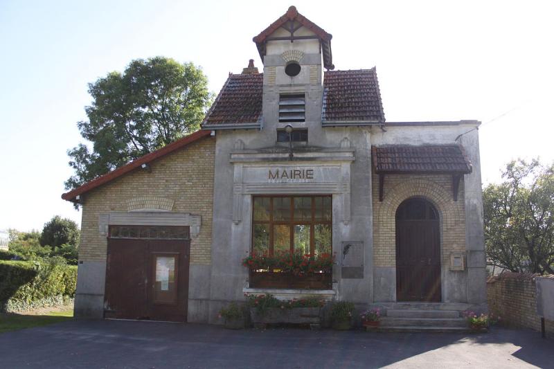 La mairie de Chardeny.