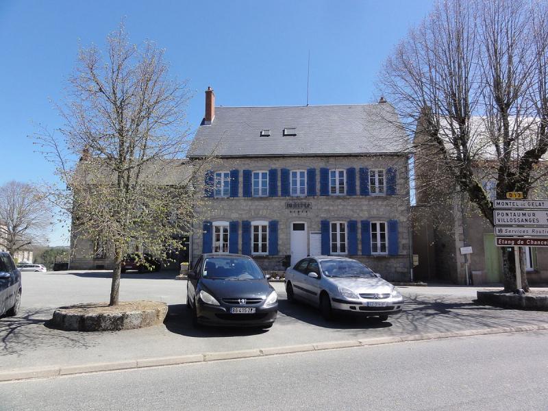  Mairie de Charensat, dans le département du Puy-de-Dôme.