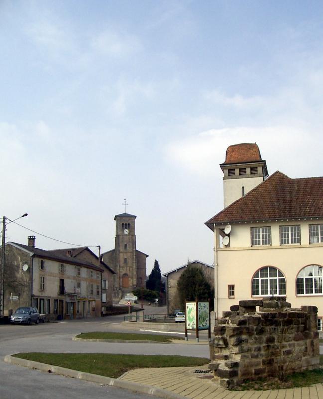  Le centre autour de l'église Saint-Léger, à Charmois-l'Orgueilleux.