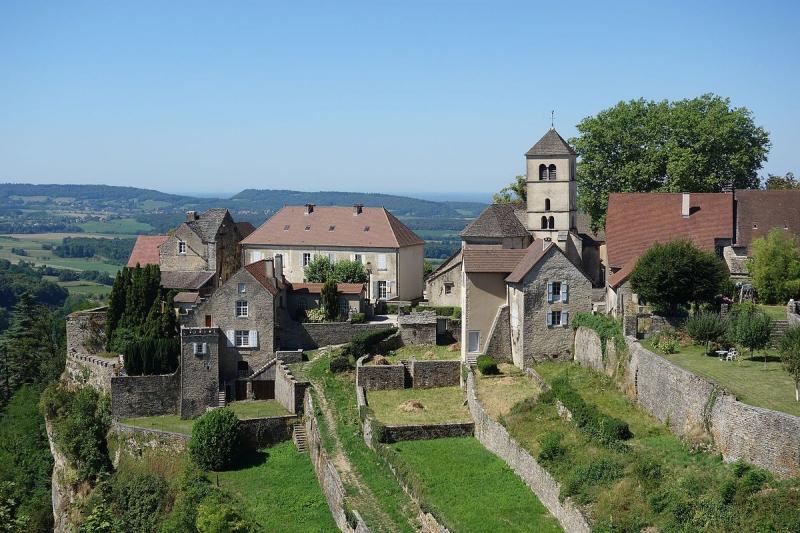 Vue de Château-Chalon, dans le département du Jura.