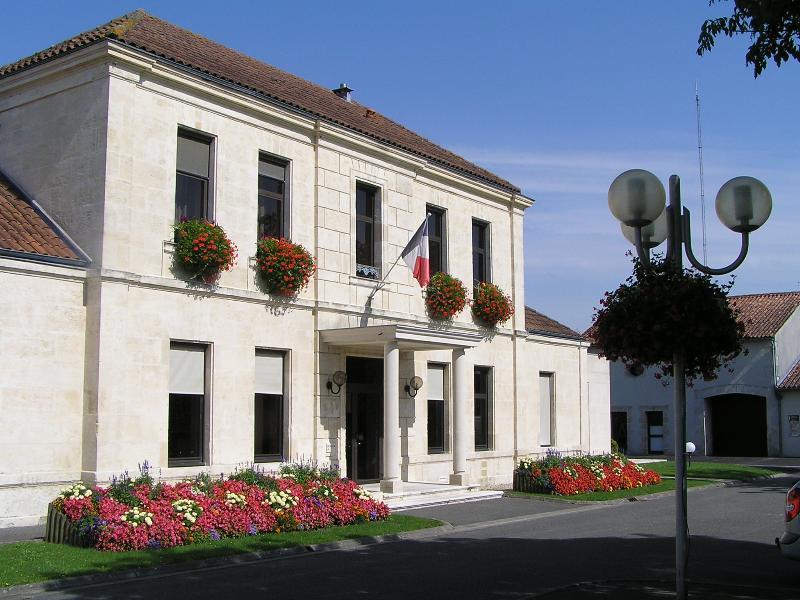 Photo de la mairie de Châteaubernard, en région Nouvelle-Aquitaine.
