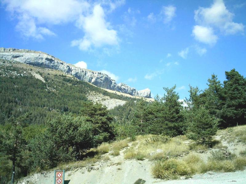 La corniche de Céüse; à Châteauneuf-d'Oze, dans le département des Hautes-Alpes.