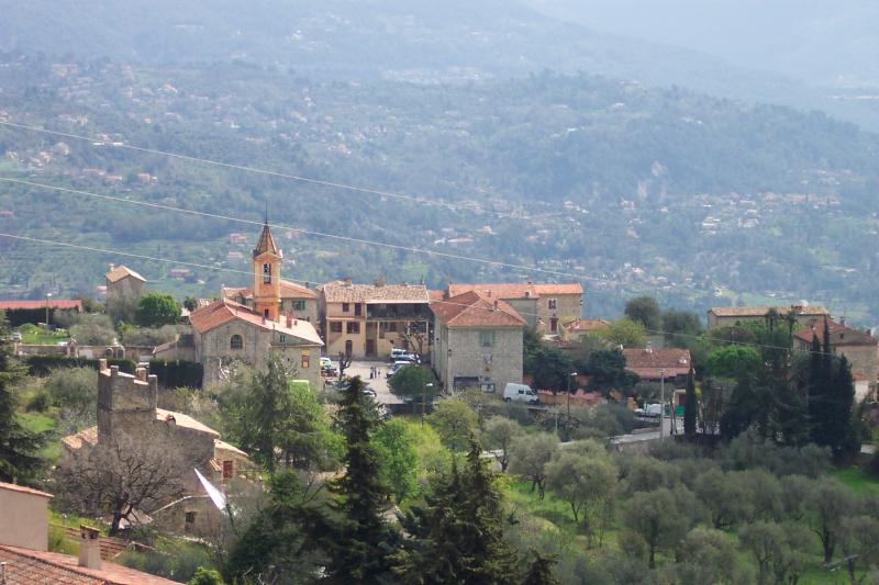 Vue générale de Châteauneuf-Villevieille, dans le département des Alpes-Maritimes.