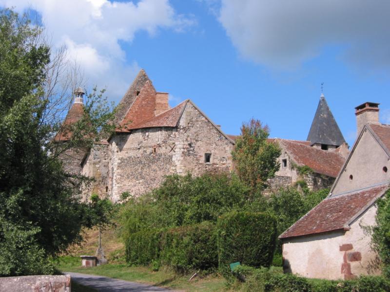 Vue de l'église et du château de Châtelperron, dans le département de l'Allier.