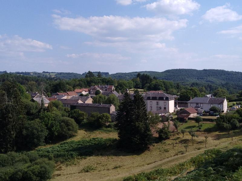 Vue partielle du bourg de Châtelus-le-Marcheix depuis la route arrivant de Bénévent-l'Abbaye, dans le département de la Creuse.