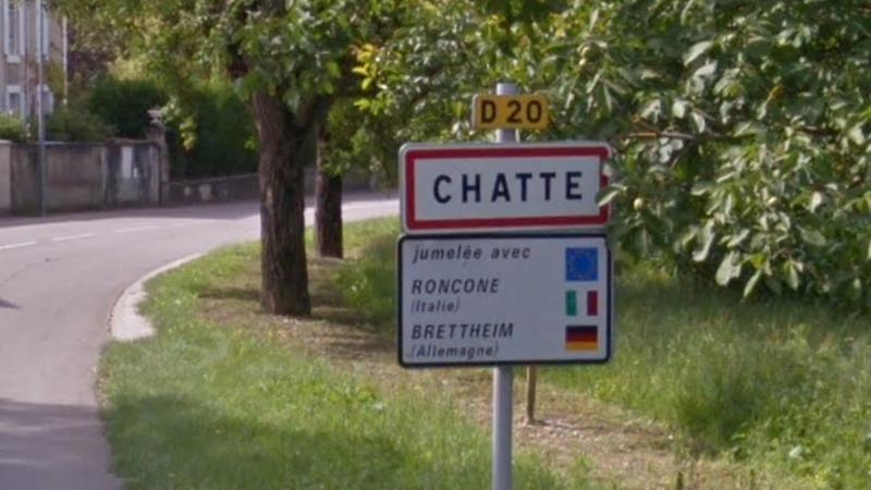 Panneau d'entrée du village de Chatte, dans le département de l'Isère en région Auvergne-Rhône-Alpes, France.
