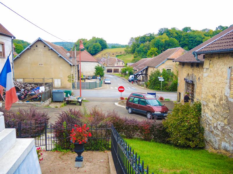 Centre du village de Chaudefontaine, vu depuis la mairie. Doubs.