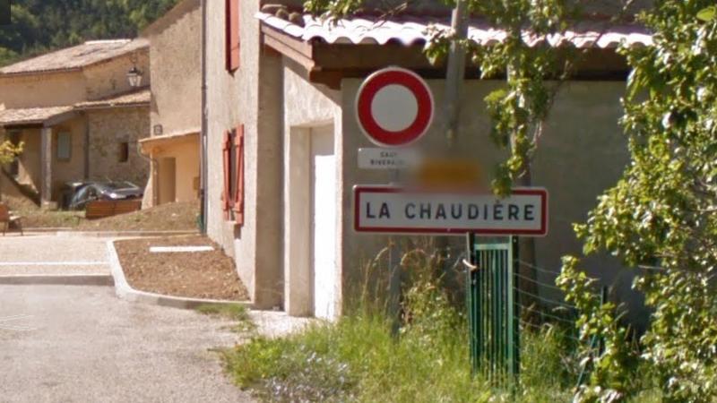 Panneau du village de Mouilleron, dans le département de la Drôme en région Auvergne-Rhône-Alpes, France.