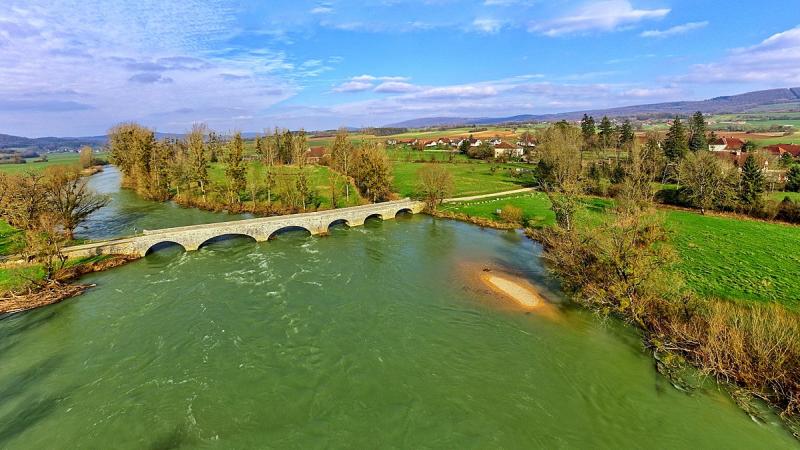 Le village de Chay et son pont sur la Loue, dans le département du Doubs.