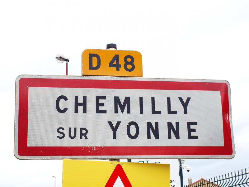 Panneau d'agglomération de Chemilly-sur-Yonne.
