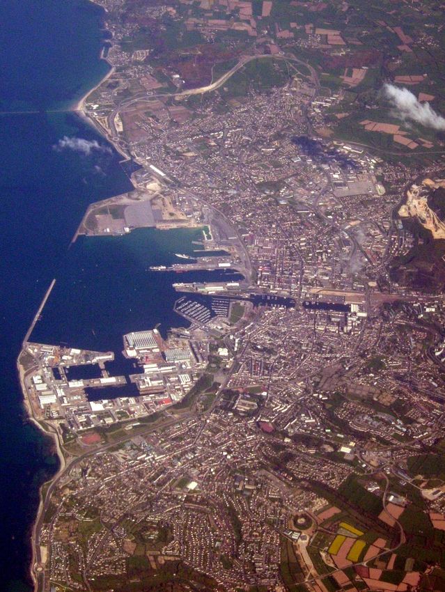 Vue aérienne de la commune de Cherbourg-Octeville en France.