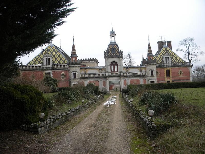 Château des tourelles construit entre 1870 et 1905, à Chevigny-en-valière, dans le département de la Côte-d'Or.