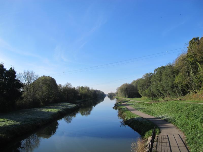 Photo du canal du Rhône au Rhin à Choisey, en région Bourgogne-Franche-Comté. 
