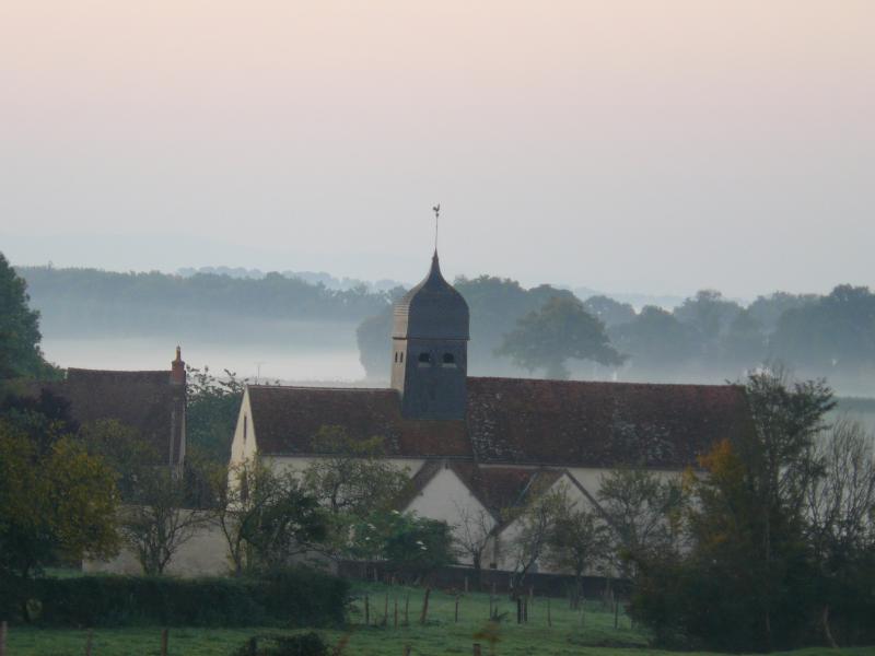 L'église dans la brume matinale.