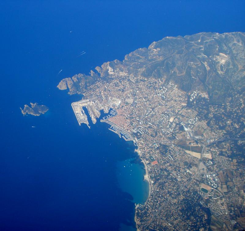 Photo d'une vue aérienne de La Ciotat. À gauche, l'île Verte, en région Provence-Alpes-Côte d'Azur.