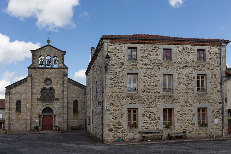 Mairie et église Saint-Pierre.