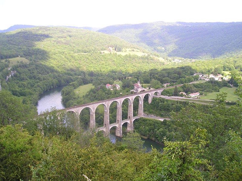 Viaduc de la commune de Cize-Bolozon, dans le département de l'Ain.