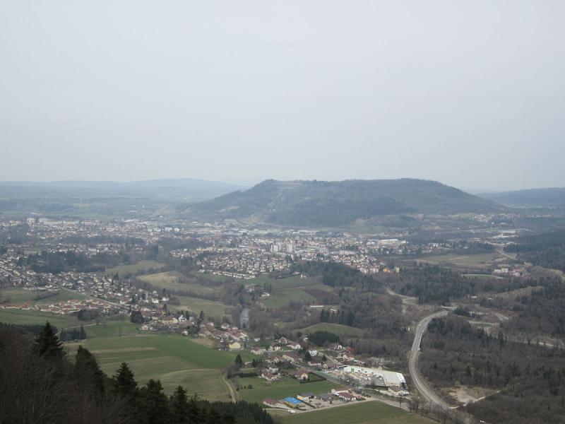 Paysage du Jura : Au premier plan le village de Cize, au 2e plan la ville de Champagnole, au 3e plan le Mont Rivel.