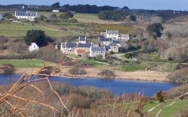 L'étang de Laoual, derrière la baie des Trépassés, Cléden-Cap-Sizun, dans le département du Finistère.